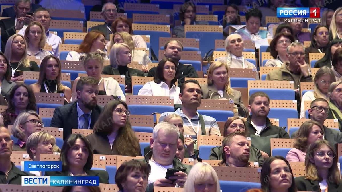 В Светлогорске на площадке театра эстрады «Янтарь-холл» разворачивается масштабное событие туристической отрасли региона.