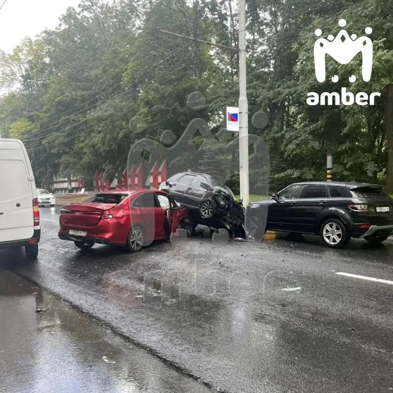 Стёртые шины могли стать причиной аварии на пересечении Гвардейского и Московского проспектов Стёртые шины могли стать причиной аварии на пересечении Гвардейского и Московского проспектов