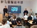 Сотрудники Госавтоинспекции МО МВД России «Неманский» совместно с начальником отделения ПДН в рамках Недели безопасности дорожного движения провели профилактическое занятие для учеников 8-х и 9-х классов МБОУ «СОШ п. Жилино»