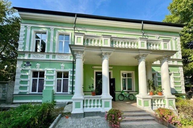 «Необратимый вред»: в СК рассказали об ущербе старинному зданию с колоннами на улице Леонова в Калининграде