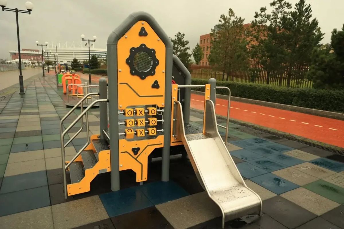 Елена Дятлова: Сегодня осмотрела обновлённую детскую игровую площадку в конце Парадной набережной Елена Дятлова: Сегодня осмотрела обновлённую детскую игровую площадку в конце Парадной набережной
