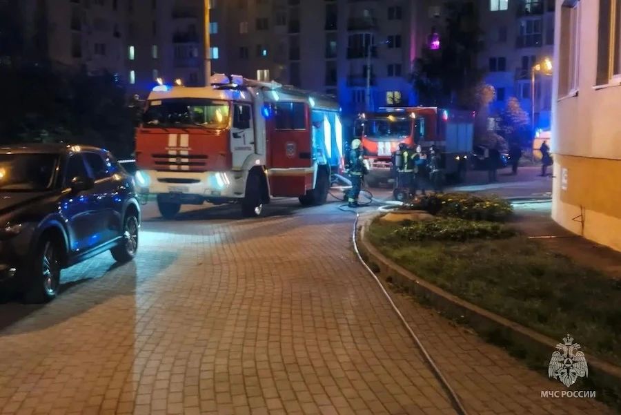 В Калининграде на ул. Орудийной из-за пожара эвакуировали 30 человек В Калининграде на ул. Орудийной из-за пожара эвакуировали 30 человек