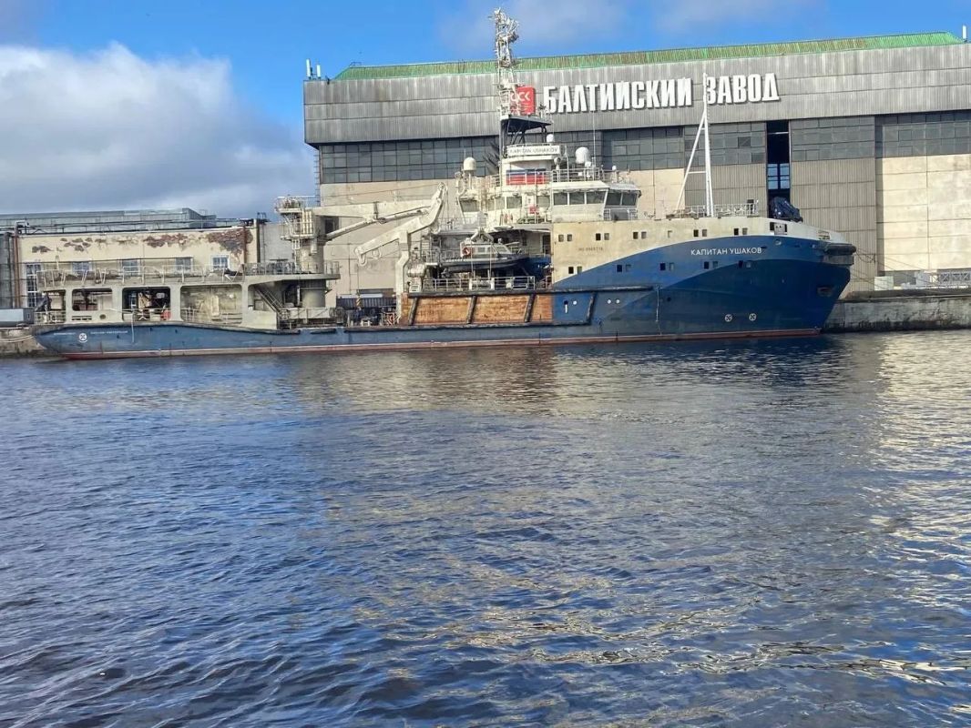 Так сейчас выглядит буксир проекта 23470 «Капитан Ушаков», поднятый спустя почти год после частичного затопления у причала Балтийского завода в ночь на 9 августа 2025 года Так сейчас выглядит буксир проекта 23470 «Капитан Ушаков», поднятый спустя почти год после частичного затопления у причала Балтийского завода в ночь на 9 августа 2025 года