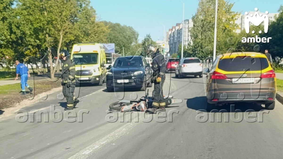 Питбайкер столкнулся с "Мерседесом" на перекрёстке Панина и Горького