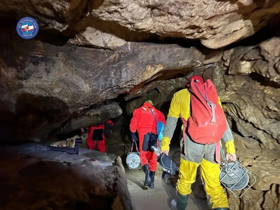 12 часов без связи: в Крыму спасают туристов, застрявших в пещере