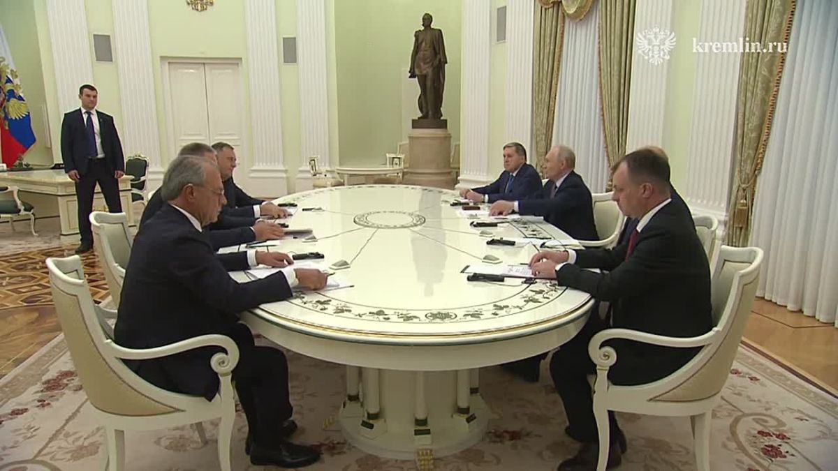 Владимир Путин в Кремле провёл встречу с председателем партии «Союз независимых социал-демократов» Милорадом Додиком и Председателем Правительства Республики Сербской Саво Миничем, которые находятся в Москве с рабочим визитом