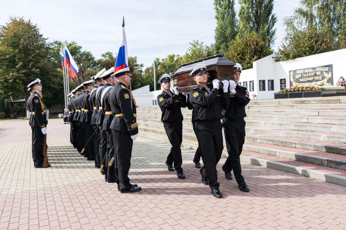 В Ладушкине перезахоронили останки 12 советских воинов, погибших во время Восточно-Прусской операции 1945 года В Ладушкине перезахоронили останки 12 советских воинов, погибших во время Восточно-Прусской операции 1945 года