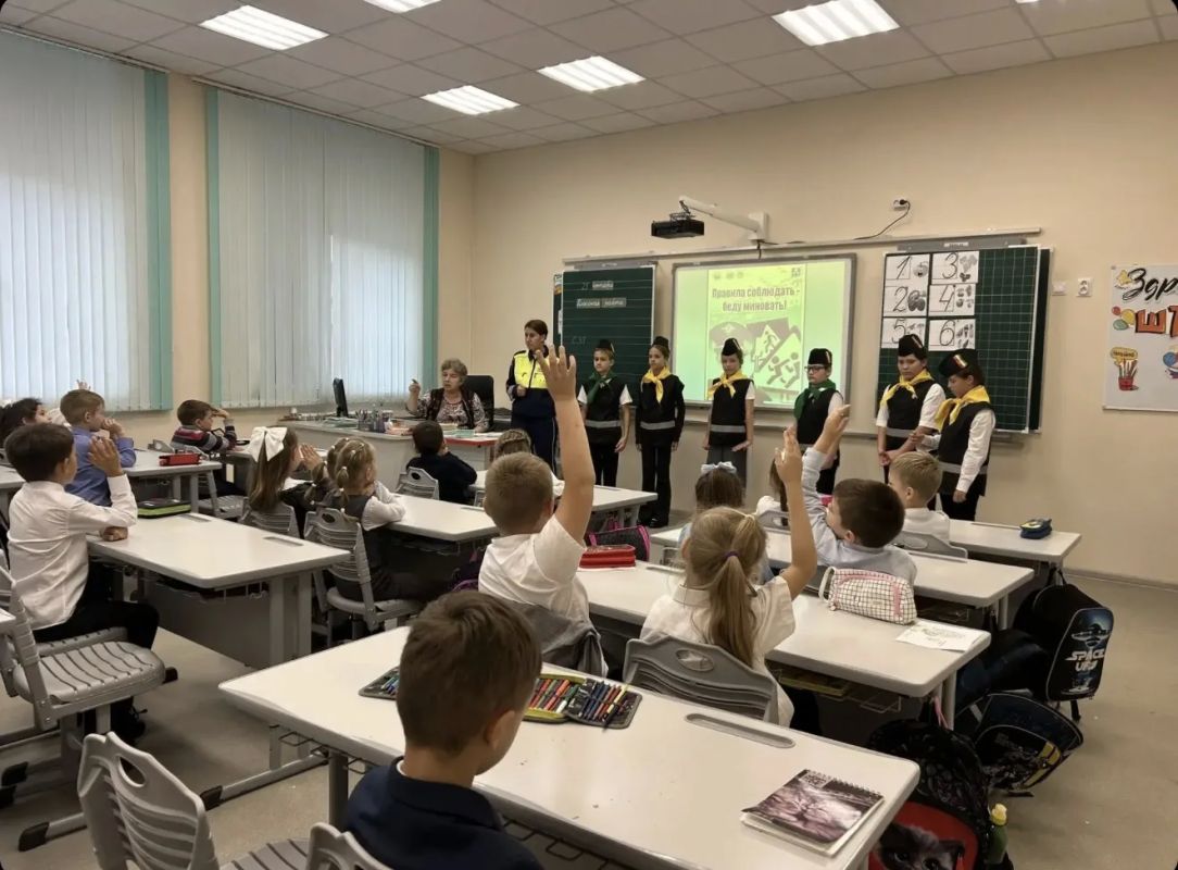 Сотрудники отделения Госавтоинспекции МО МВД России «Гусевский» совместно с отрядом юных инспекторов движения (ЮИД) из средней общеобразовательной школы № 1 имени С.И. Гусева организовали серию интерактивных уроков для самых... Сотрудники отделения Госавтоинспекции МО МВД России «Гусевский» совместно с отрядом юных инспекторов движения (ЮИД) из средней общеобразовательной школы № 1 имени С.И. Гусева организовали серию интерактивных уроков для самых...
