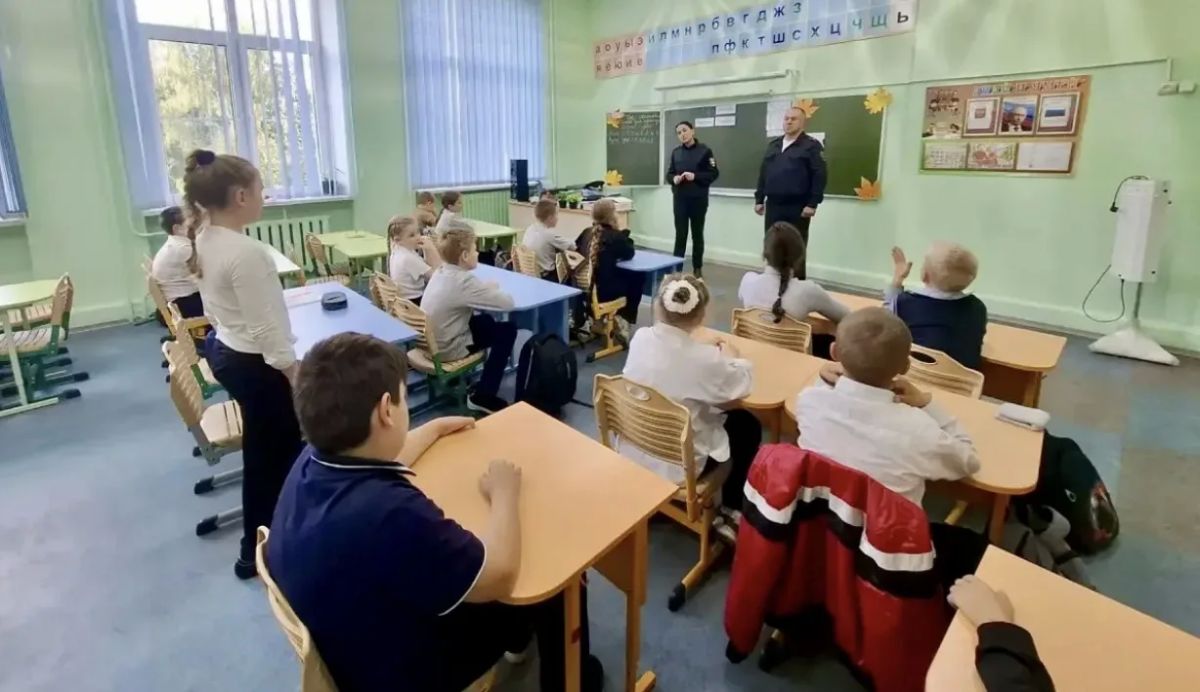 Сотрудники отделения Госавтоинспекции г. Черняховска провели занятие по ПДД для учащихся 3-го класса МАОУ СОШ №4