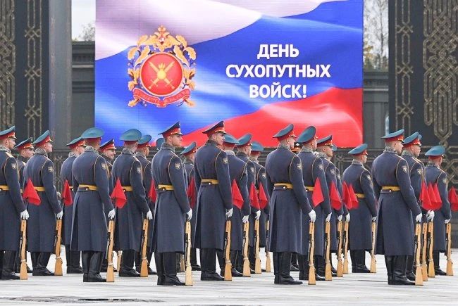 Путин поздравил военных с Днем сухопутных войск