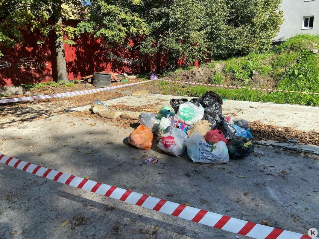 Калининградцы оставляют пакеты на месте бывшей мусорки и возле урн на Вагоностроительной Калининградцы оставляют пакеты на месте бывшей мусорки и возле урн на Вагоностроительной