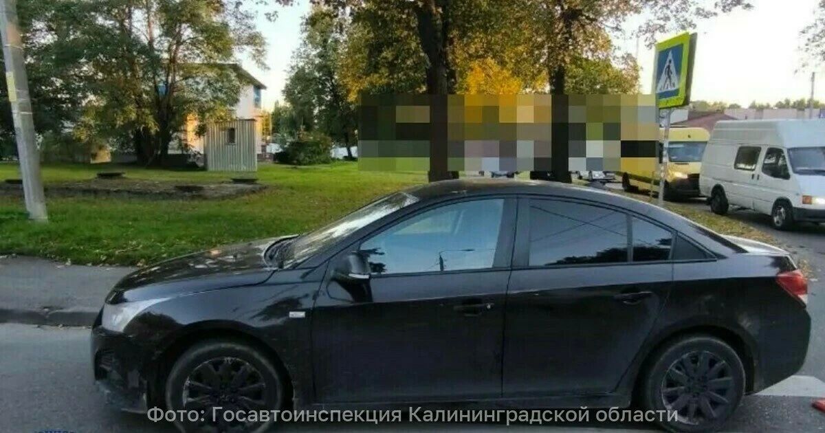 В Калининграде на переходе сбили семью с младенцем в коляске