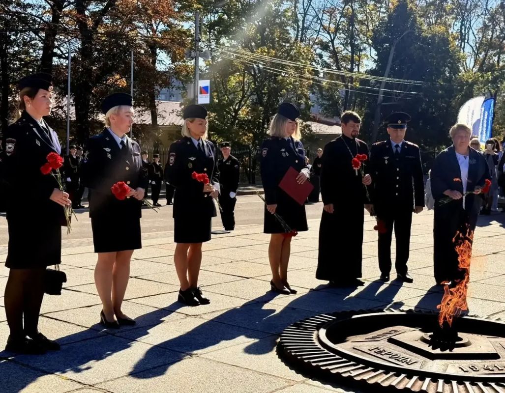 Полицейские приняли участие в торжественной церемонии принятия присяги юными калининградцами Полицейские приняли участие в торжественной церемонии принятия присяги юными калининградцами