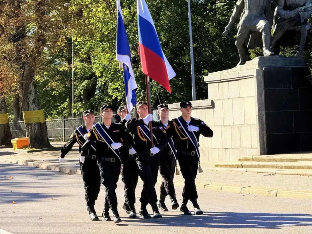 Полицейские приняли участие в торжественной церемонии принятия присяги юными калининградцами Полицейские приняли участие в торжественной церемонии принятия присяги юными калининградцами