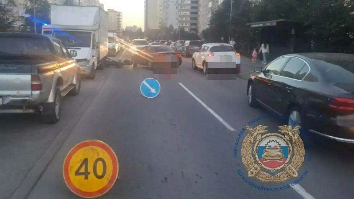 В Калининграде на Аксакова мотоциклист угодил под фургон