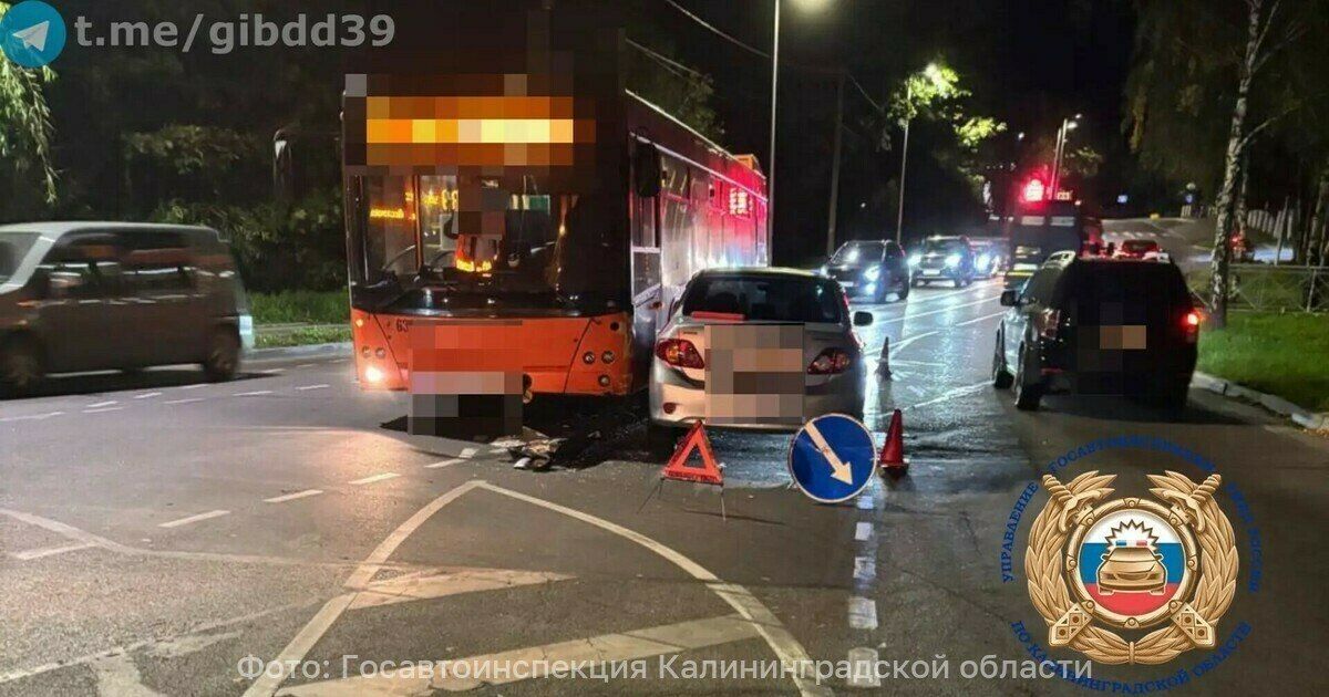 В Калининграде у Зимнего озера женщина на Toyota врезалась в автобус и получила травмы