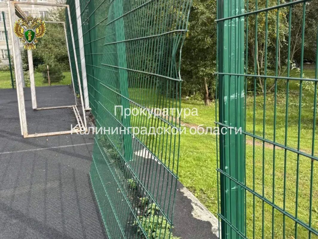 Оторванное ограждение на спортплощадке в Зеленоградске травмировало 12-летнего мальчика