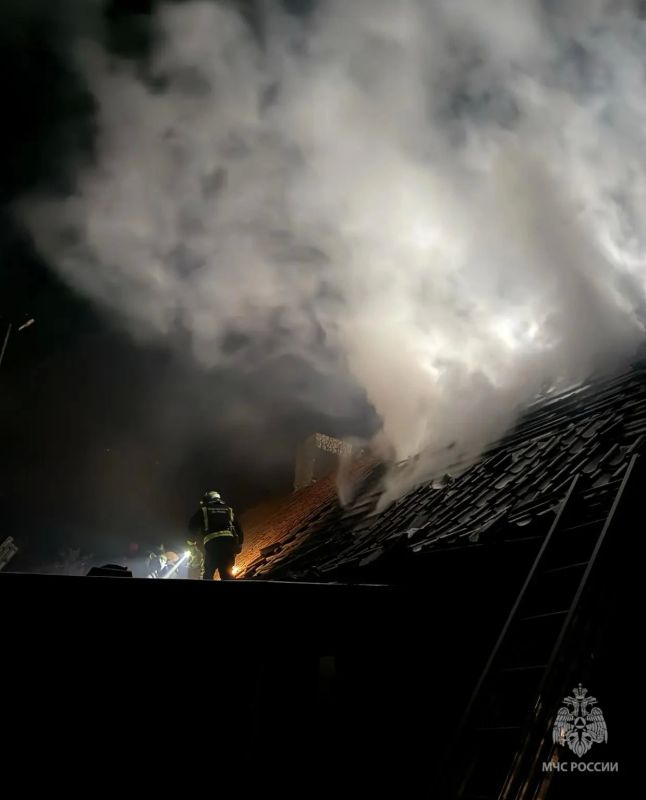 Два газовых баллона вынесли огнеборцы МЧС России из горящего дома в Черняховске Два газовых баллона вынесли огнеборцы МЧС России из горящего дома в Черняховске