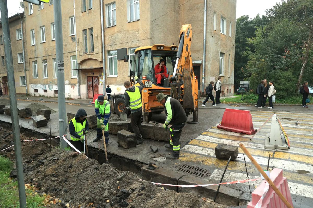 Внимание, водители!. На участке улицы Дзержинского («пятачок» от проспекта Калинина до Аллеи смелых) ведутся работы по устранению дефектов проезжей части – движение затруднено Внимание, водители!. На участке улицы Дзержинского («пятачок» от проспекта Калинина до Аллеи смелых) ведутся работы по устранению дефектов проезжей части – движение затруднено