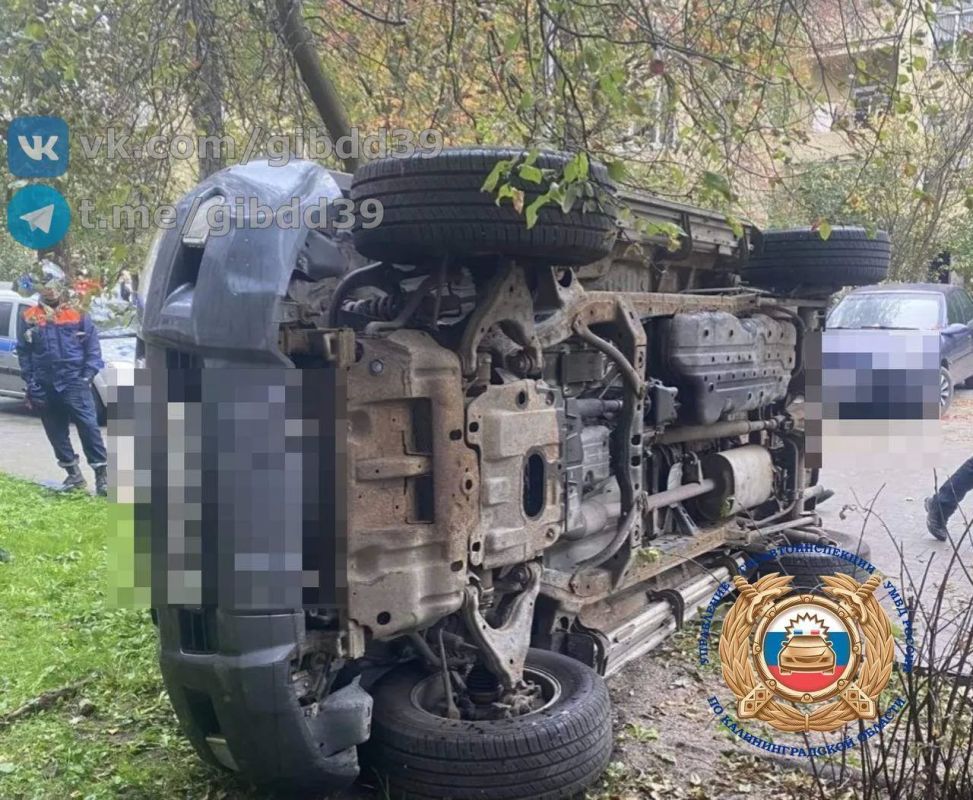 В Калининграде во дворе дома на Невского опрокинулся автомобиль