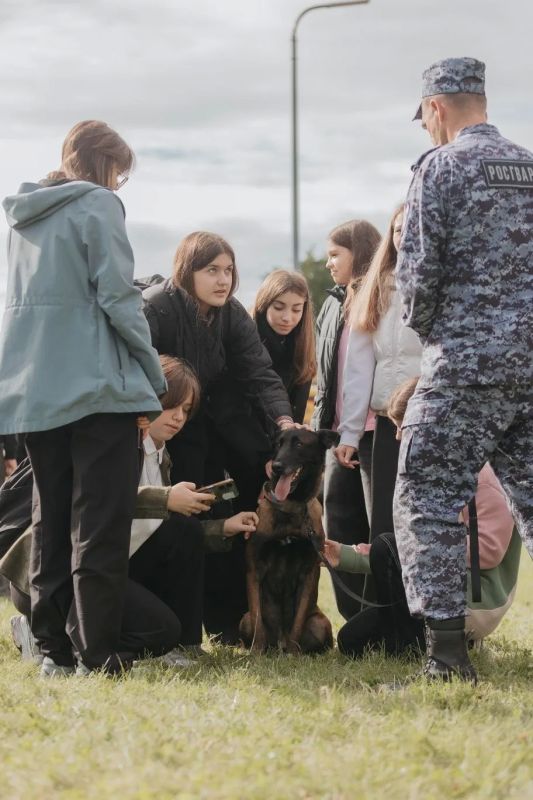 Калининградские росгвардейцы познакомили кадетов с профессией кинолога