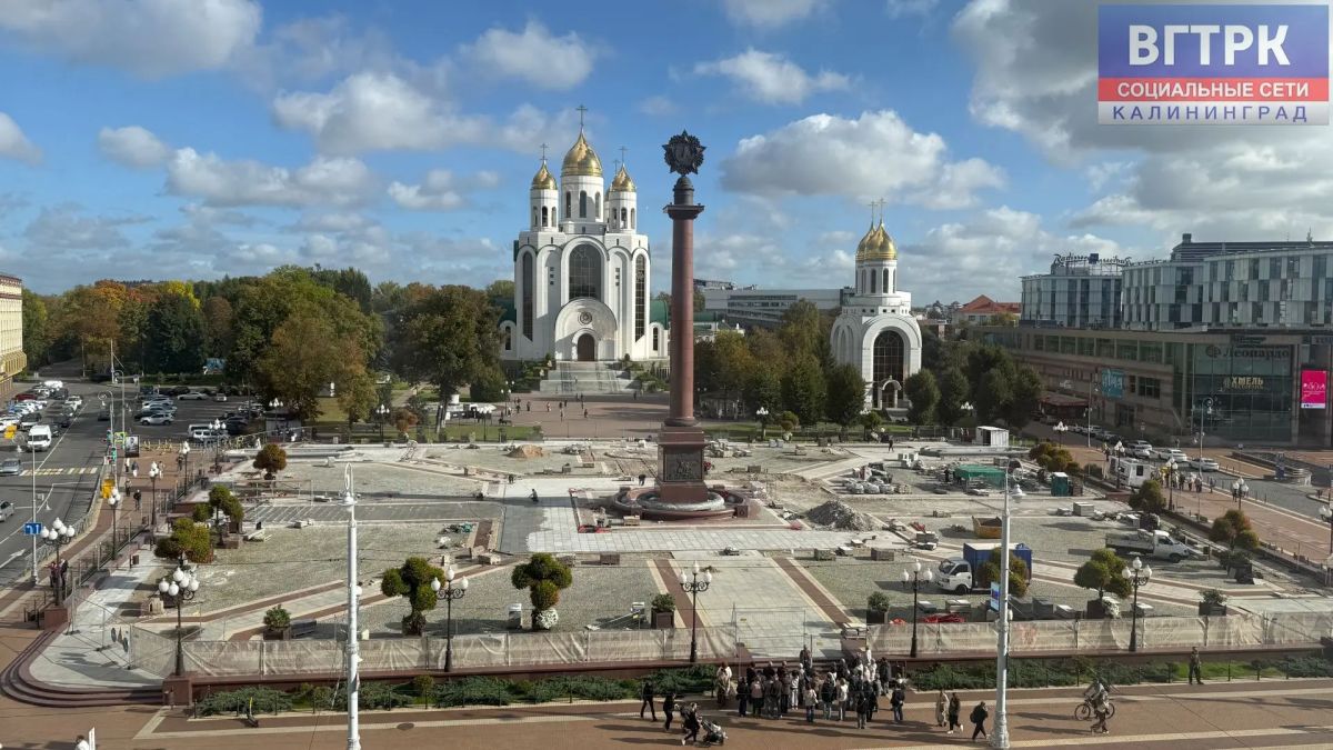 Некогда многолюдная площадь с Кафедральным собором и Триумфальной стелой, где можно было погулять или встретиться с друзьями, пока недоступна к посещению