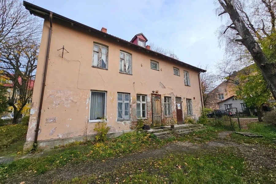В историческом центре Зеленоградска продается дом с обременением из шести человек