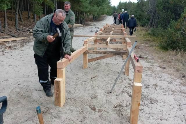 На Куршской косе ремонтируют почвозащитный настил у озера Лебедь