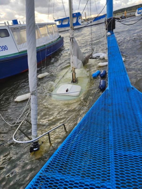 Очевидец: во Взморье во время шторма затонули две яхты Очевидец: во Взморье во время шторма затонули две яхты