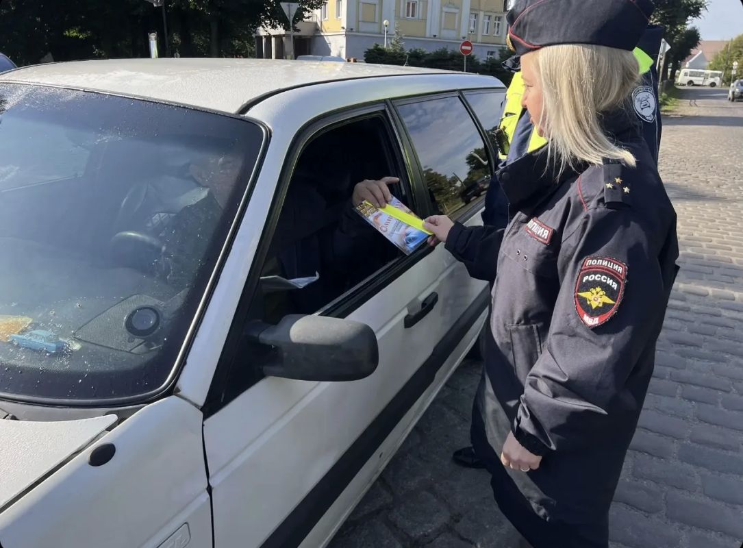 Внимание на дорогу: сотрудники отделения Госавтоинспекции МО МВД России «Советский» провели профилактические беседы с водителями и пешеходами