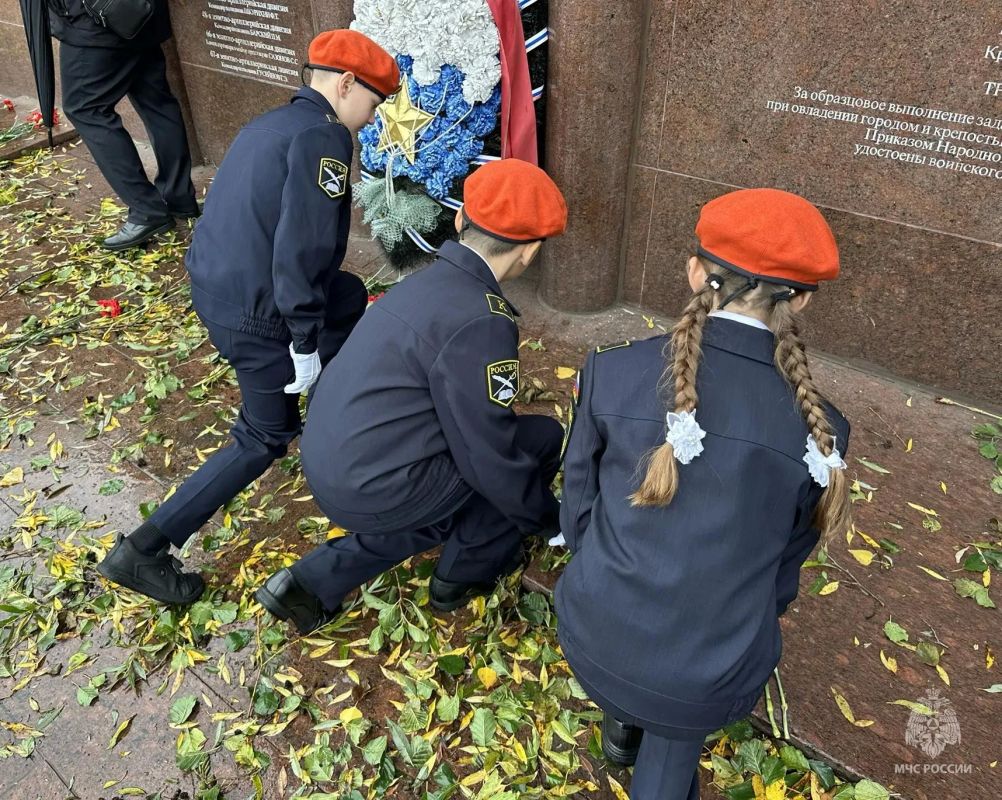 В Калининграде 109 юных кадетов МЧС России принесли торжественную клятву В Калининграде 109 юных кадетов МЧС России принесли торжественную клятву
