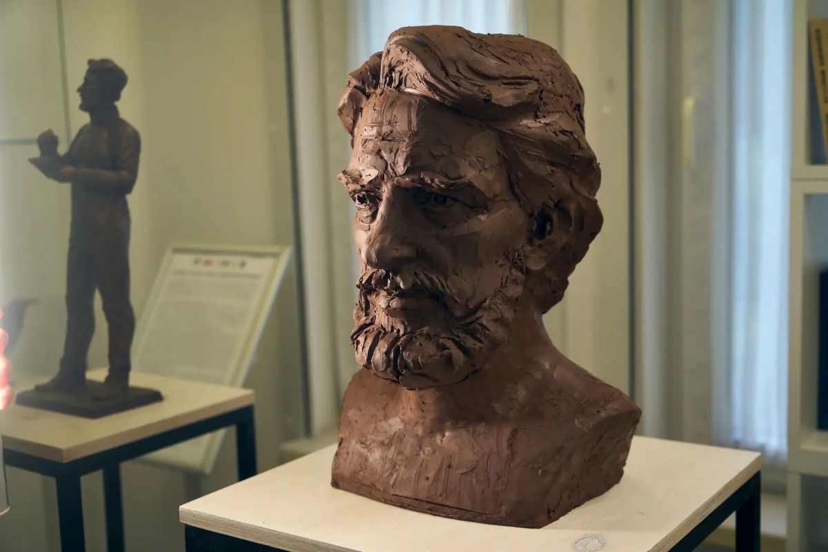 Память, воплощённая в скульптуре: итоги пленэра «Человек в океане жизни» в Доме-музее Г. Брахерта