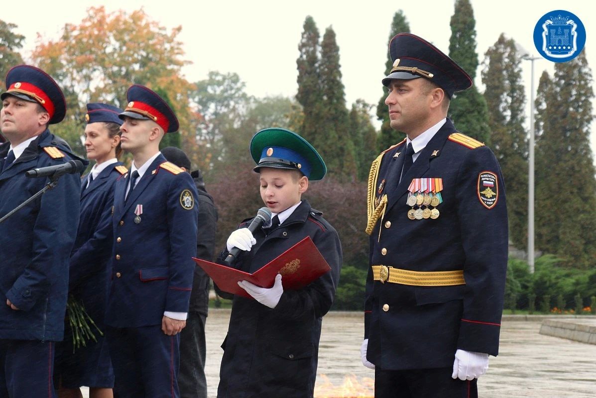 Калининградских пятиклассников посвятили в кадеты у памятника 1200 воинам-гвардейцам Калининградских пятиклассников посвятили в кадеты у памятника 1200 воинам-гвардейцам
