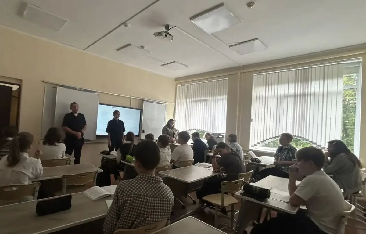 Сотрудники отделения Госавтоинспекции ОМВД России «Зеленоградский» провели профилактическую беседу с учащимися среднего звена МАОУ «ООШ п. Кострово»