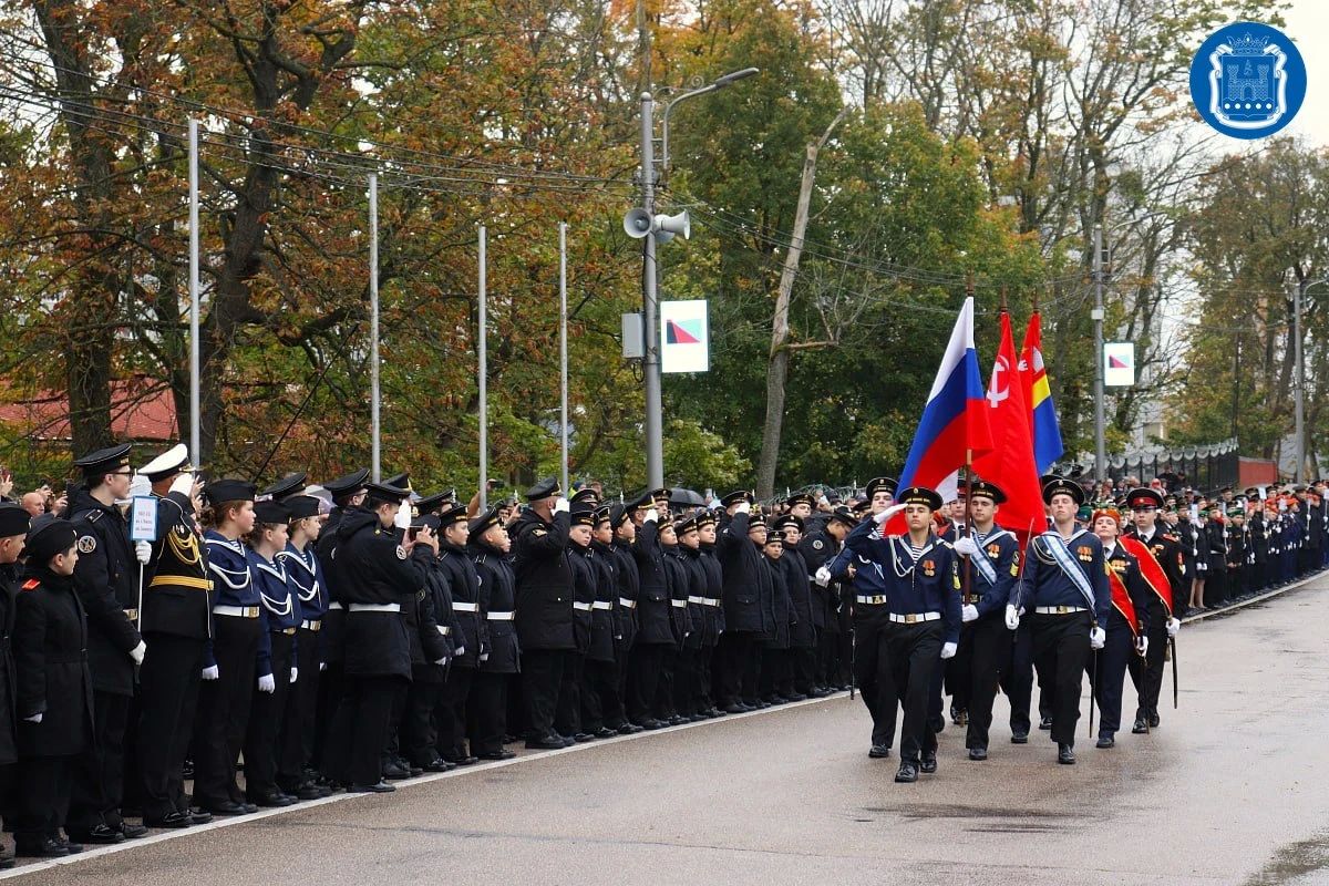 Калининградских пятиклассников посвятили в кадеты у памятника 1200 воинам-гвардейцам