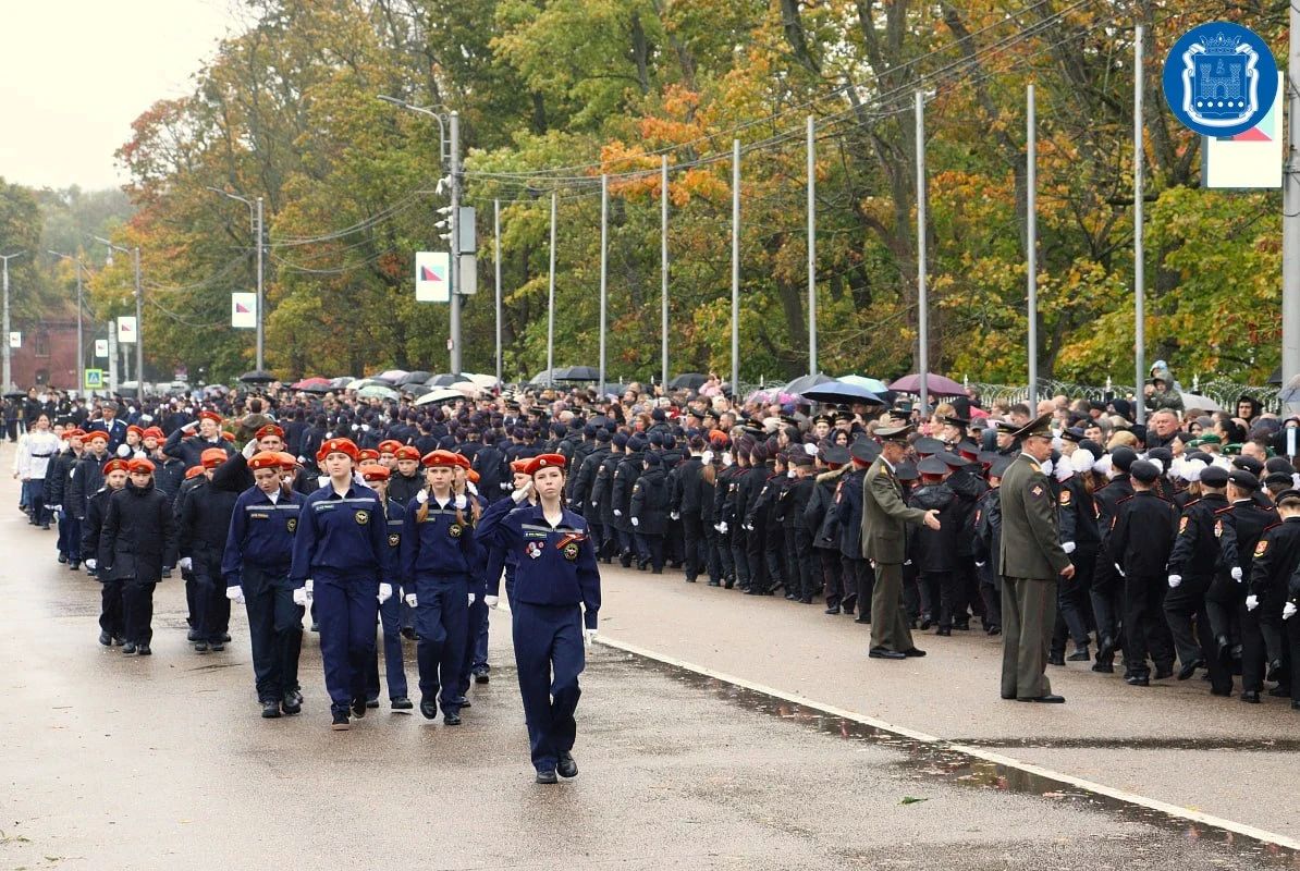Калининградских пятиклассников посвятили в кадеты у памятника 1200 воинам-гвардейцам Калининградских пятиклассников посвятили в кадеты у памятника 1200 воинам-гвардейцам