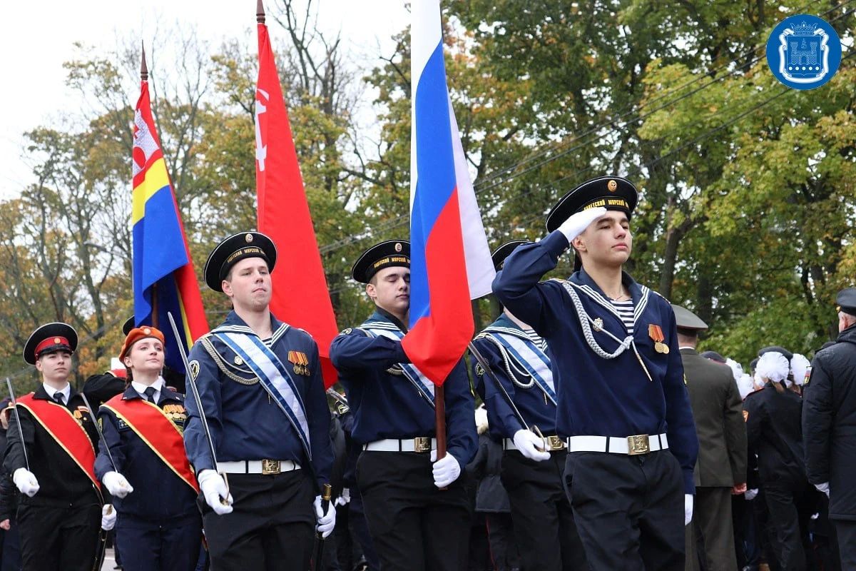 Калининградских пятиклассников посвятили в кадеты у памятника 1200 воинам-гвардейцам Калининградских пятиклассников посвятили в кадеты у памятника 1200 воинам-гвардейцам