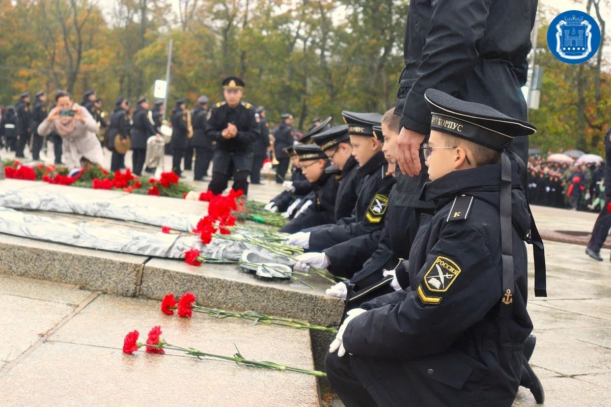 Калининградских пятиклассников посвятили в кадеты у памятника 1200 воинам-гвардейцам Калининградских пятиклассников посвятили в кадеты у памятника 1200 воинам-гвардейцам