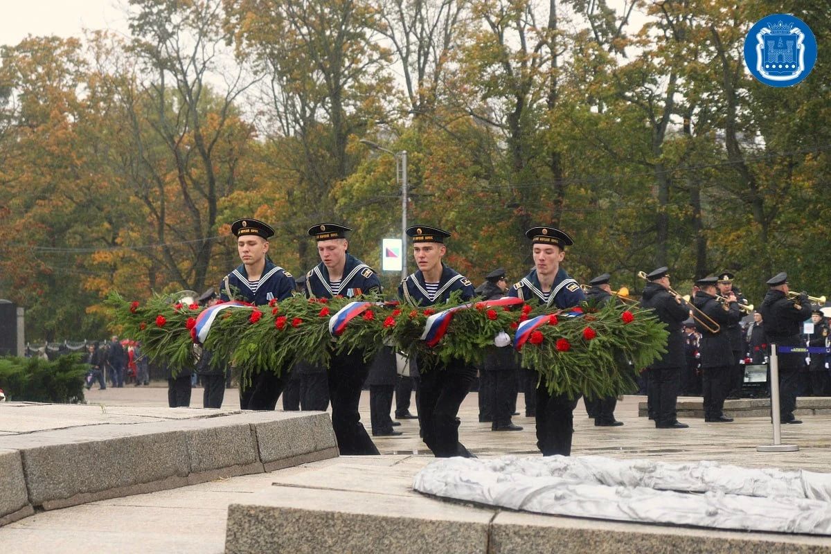 Калининградских пятиклассников посвятили в кадеты у памятника 1200 воинам-гвардейцам Калининградских пятиклассников посвятили в кадеты у памятника 1200 воинам-гвардейцам