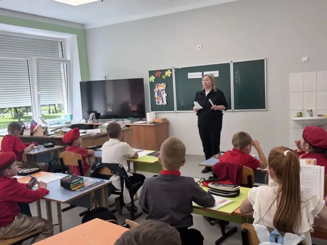 Инспектор отделения Госавтоинспекции города Светлый провела профилактическую беседу на тему: «Безопасная дорога в школу!» для учащихся МБОУ СОШ №5 г. Светлый