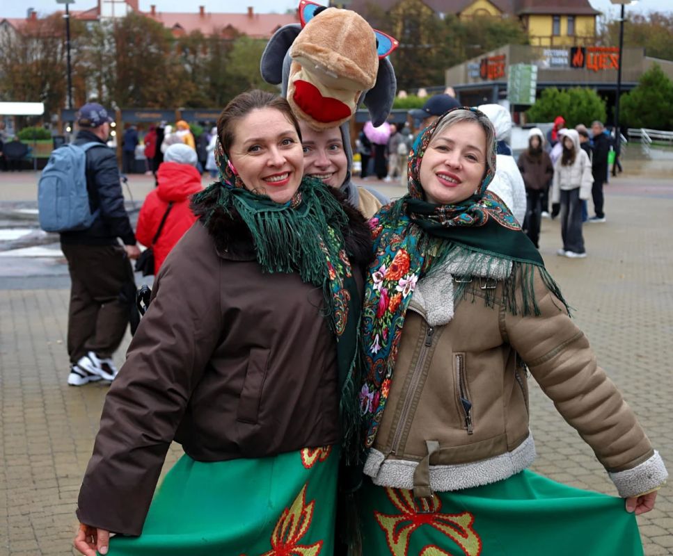 В Зеленоградске прошёл осенний праздник «День оранжевой тыквы» В Зеленоградске прошёл осенний праздник «День оранжевой тыквы»