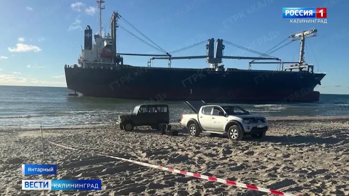 Пограничники огородили пляж в Янтарном, где застрял сухогруз