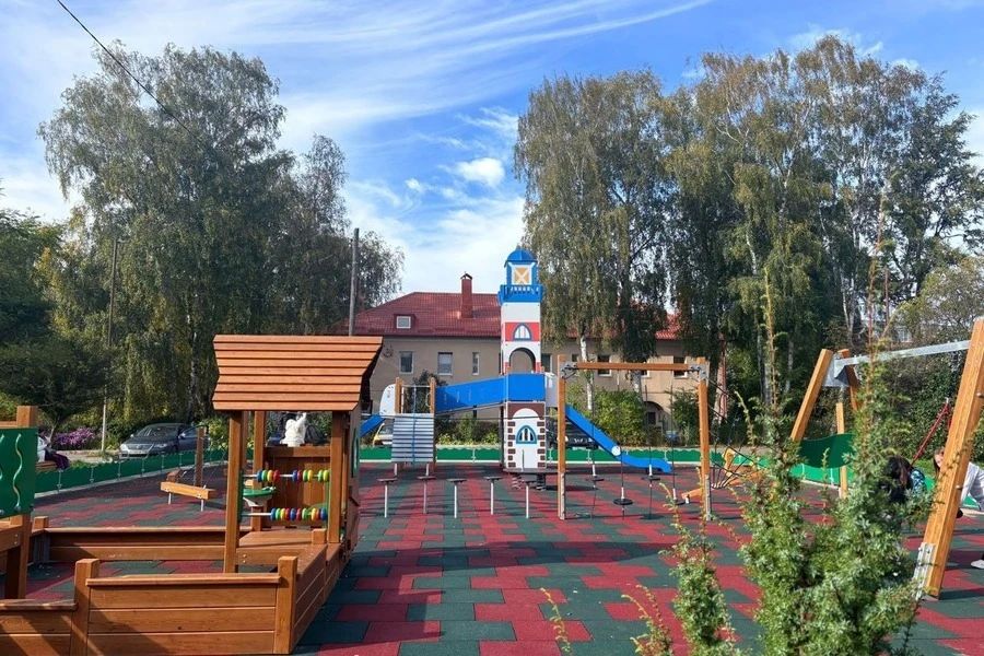 В Светлогорске обновили детскую площадку с игровым комплексом-маяком