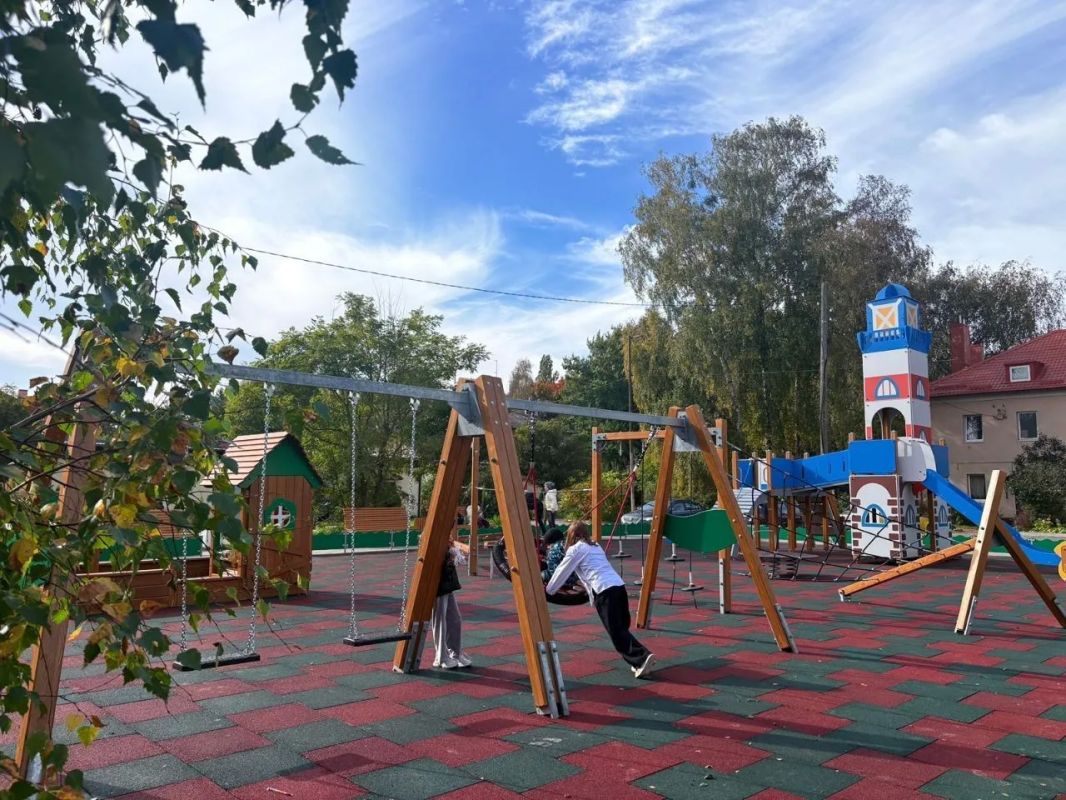 В Светлогорске обновили детскую площадку В Светлогорске обновили детскую площадку
