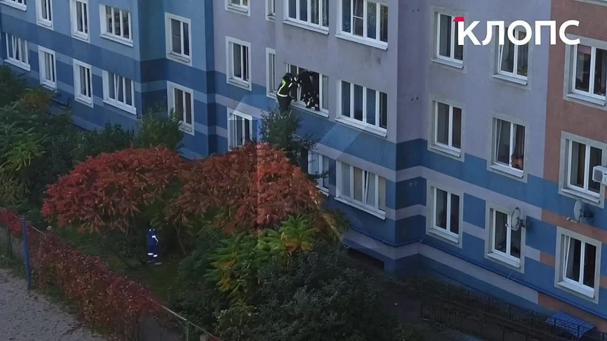 На Минусинской мужчину сняли с окна и передали медикам