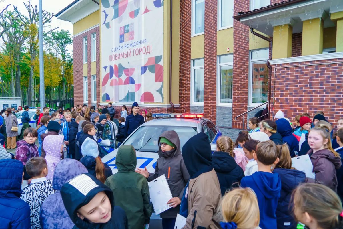 Безопасность начинается с детства: масштабный урок ПДД прошел в Гурьевске Безопасность начинается с детства: масштабный урок ПДД прошел в Гурьевске