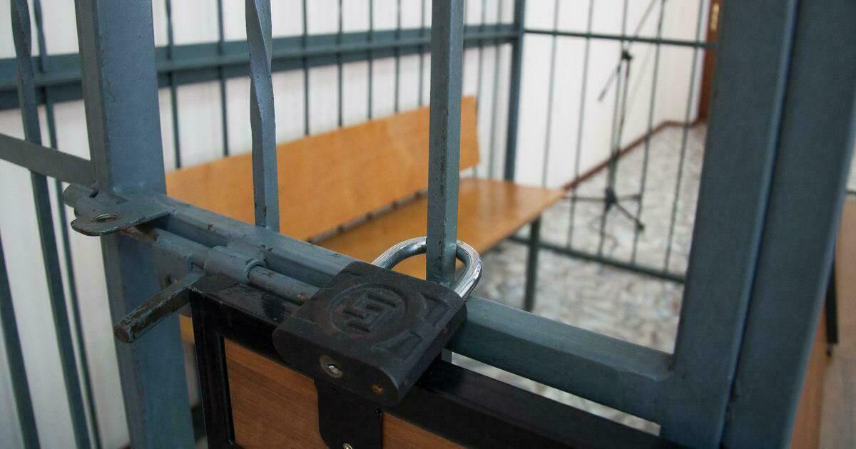 Жителя Калининградской области осудили на три года за удар ножом в живот отца знакомой
