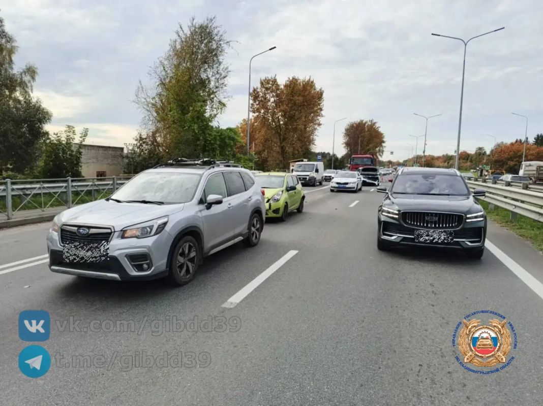 По оперативной информации, сегодня 17.10.2026 в 11:55 в г. Калининграде на Московском проспекте вблизи д. 375, произошло столкновение четырех транспортных средств
