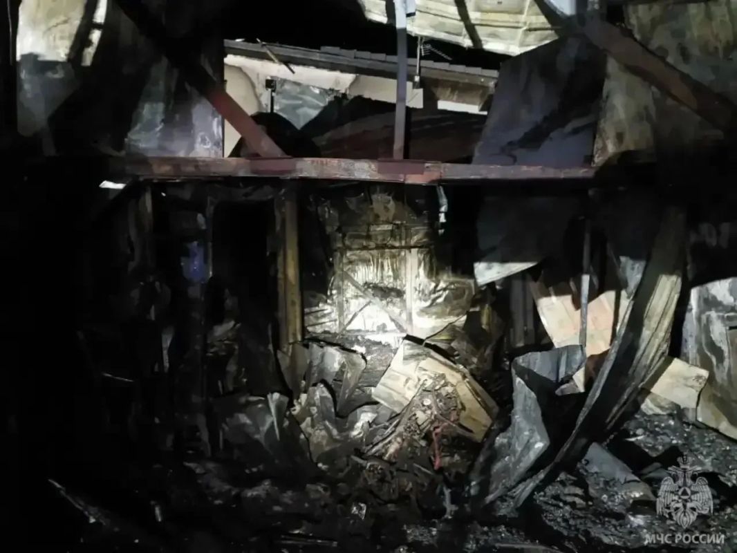 В Пионерском пожар уничтожил гараж и повредил соседний дом В Пионерском пожар уничтожил гараж и повредил соседний дом