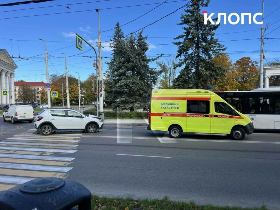 На перекрёстке у здания правительства столкнулись два авто, скорую пострадавшему вызвал водитель министра На перекрёстке у здания правительства столкнулись два авто, скорую пострадавшему вызвал водитель министра